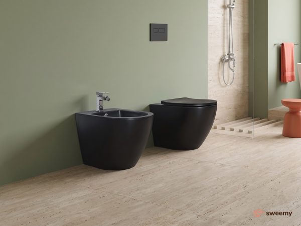Coppia sanitari a terra SWY-Bent, con brida, coprivaso soft close incluso, nero opaco